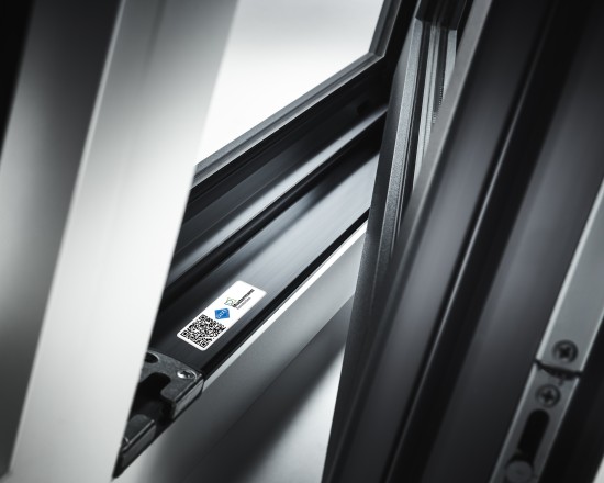 Fensterfalz AluConnect mit QR Code zu WinDo Pass