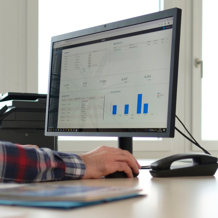 Window manufacturer working with the Cockpit of WinDo Works