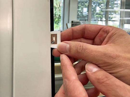 NFC Chip wird in den Fensterflügel eingebaut