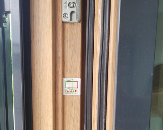 NFC-Chip am Holzfenster der Firma Walch Fensterbau